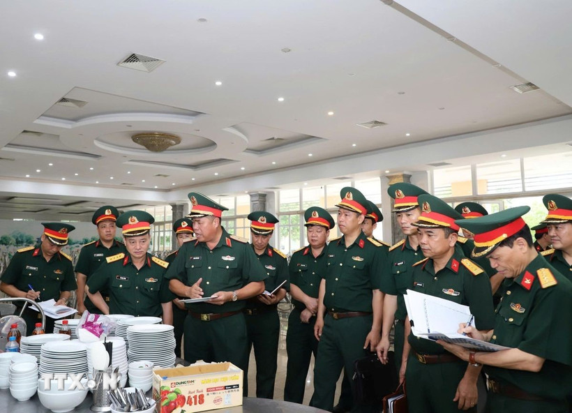 Đoàn công tác kiểm tra công tác chuẩn bị hậu cần tại Trung tâm Huấn luyện quân sự quốc gia 4. (Ảnh TTXVN phát)