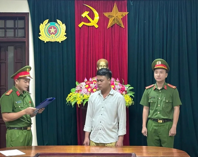 Cơ quan chức năng đọc lệnh bắt tạm giam đối với Hồ Văn Dũng. (Ảnh: Công an cung cấp) 