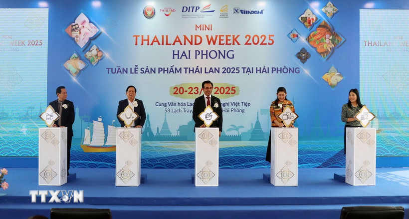 Các đại biểu thực hiện nghi thức khai mạc triển lãm sản phẩm Thái Lan 2025 tại Hải Phòng. (Ảnh: Hoàng Ngọc/TTXVN)