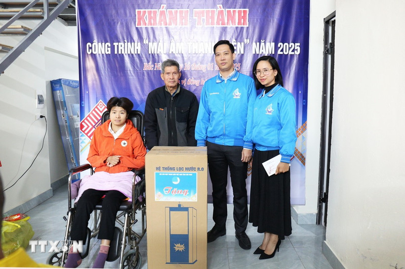 Tặng quà cho chị Nguyễn Thị Vân tại xã Mão Điền, thị xã Thuận Thành (Bắc Ninh). (Ảnh: Thanh Thương/TTXVN)