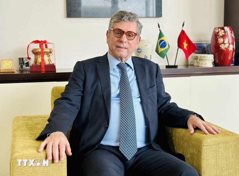 Đại sứ Brazil tại Việt Nam Marco Farani trả lời phỏng vấn về ý nghĩa chuyến thăm của Tổng thống Lula da Silva và quan hệ giữa hai nước. (Ảnh: Việt Đức/TTXVN)