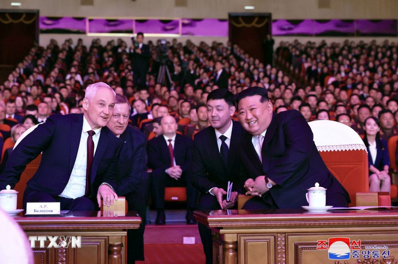 Nhà lãnh đạo Triều Tiên Kim Jong-un (phải, hàng đầu) và Bộ trưởng Quốc phòng Nga Andrei Belousov (trái, hàng đầu) dự một sự kiện tại Bình Nhưỡng. (Ảnh: Yonhap/TTXVN)