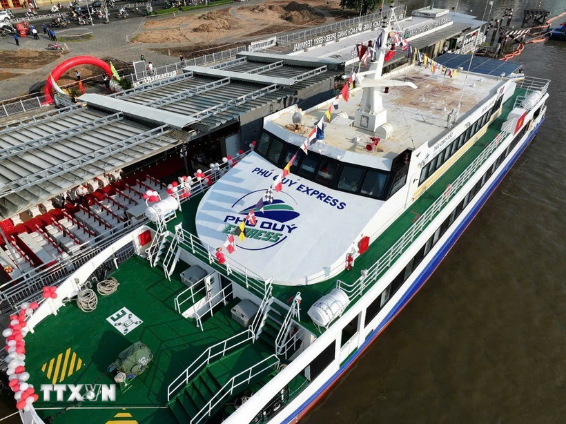 Tàu Phú Quý Express khai thác tuyến vận tải thủy kết nối Thành phố Hồ Chí Minh và huyện Côn Đảo. (Ảnh: TTXVN phát)