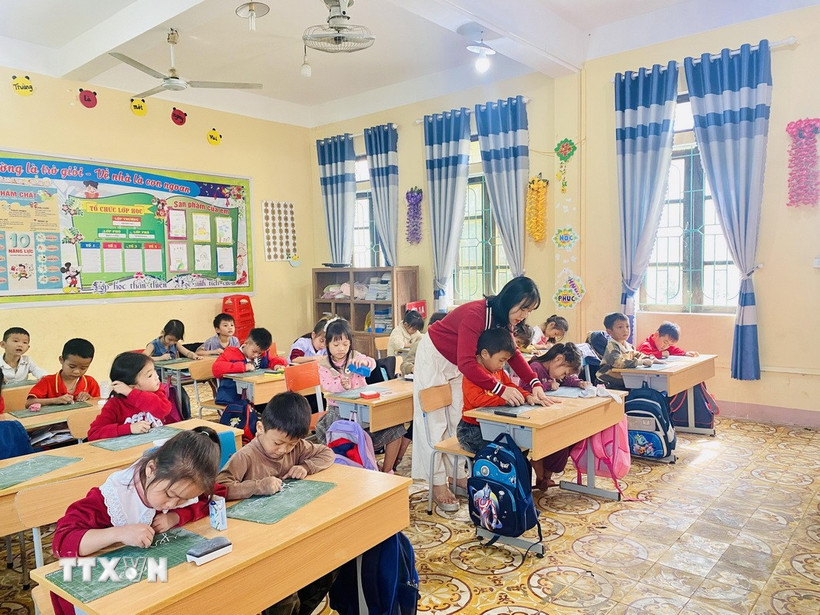 Học sinh dân tộc Chứt luôn nhận được sự quan tâm, dạy bảo ân cần của giáo viên. (Ảnh: Hữu Quyết/TTXVN)