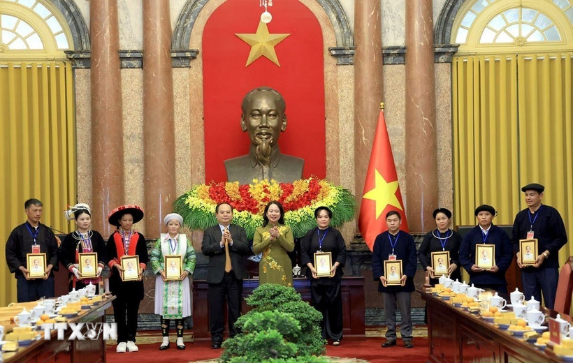 Phó Chủ tịch nước Võ Thị Ánh Xuân tặng quà các đại biểu dân tộc thiểu số tiêu biểu tỉnh Cao Bằng. (Ảnh: Tuấn Anh/TTXVN) 