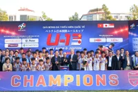 Ban tổ chức trao giải hạng nhất cho U13 Becamex Hồ Chí Minh City FC. (Ảnh: PV/Vietnam+)