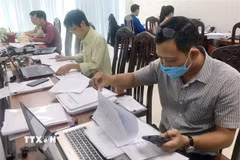 Kết quả danh sách hộ nghèo, cận nghèo sẽ được niêm yết công khai tại nhà văn hóa thôn và trụ sở Ủy ban nhân dân xã trong thời gian 3 ngày làm việc để người dân giám sát, phản hồi. (Ảnh minh họa: TTXVN)