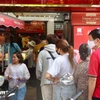 Người dân mua vàng tại Bảo Tín Minh Châu. (Ảnh: Hoài Nam/Vietnam+)