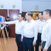 Chủ tịch Hội đồng thành viên Petrovietnam Lê Ngọc Sơn giới thiệu với Phó Thủ tướng Thường trực Phạm Gia Túc về những công trình, dự án nổi bật của Petrovietnam. (Ảnh: CTV)