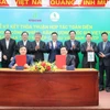Tổng Giám đốc Petrovietnam Lê Ngọc Sơn và Tổng Giám đốc VRG Lê Thanh Hưng ký kết thỏa thuận hợp tác toàn diện giữa hai Tập đoàn. (Ảnh: PV/Vietnam+)