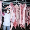 Kiểm định chất lượng gia súc sau khi giết mổ. (Nguồn: TTXVN)