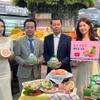 Trái bưởi Việt Nam chính thức được bày bán tại hệ thống siêu thị Lotte Mart. (Ảnh: PV/Vietnam+)