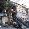 Một chung cư cũ trên địa bàn Hà Nội. (Ảnh: TTXVN)