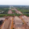 Thi công tuyến đường Vành đai 4 đoạn đi qua 2 huyện Hoài Đức và Đan Phượng. (Ảnh: Huy Hùng/TTXVN)
