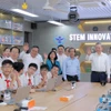 Tổng Bí thư Tô Lâm, lãnh đạo Đảng, Nhà nước, Bộ Giáo dục và Đào tạo và Petrovietnam tại phòng STEM trường THCS Cầu Giấy. (Ảnh: PV/Vietnam+)