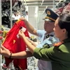 Một số lượng lớn quần áo mang nhãn hiệu NIKE, ADIDAS, PUMA bị lực lượng chức năng phát hiện. (Ảnh: TTXVN phát) 