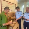 Lực lượng chức năng của Hà Nội thu giữ bánh Trung thu không rõ nguồn gốc. (Ảnh: PV/Vietnam+)