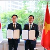 Bộ trưởng Nguyễn Hồng Diên và Bộ trưởng Bộ Thương mại, Công nghiệp và Năng lượng Hàn Quốc Kim Jungkwan ký kết thỏa thuận hợp tác. (Ảnh: PV/Vietnam+)