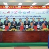 Ký kết hợp đồng nguyên tắc giữa VNPOLY và các đơn vị VINATEX Nam Định, Dệt may Nam Định, Dệt may Hà Nội, Dệt 8/3. (Ảnh: PV/Vietnam+)