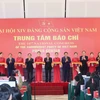 Đồng chí Trần Cẩm Tú, Ủy viên Bộ Chính trị, Thường trực Ban Bí thư cùng các đại biểu cắt băng khai trương Trung tâm Báo chí Đại hội XIV của Đảng. (Ảnh: Phương Hoa/TTXVN)