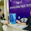 Các đại lý dịch vụ công trực tuyến hướng dẫn chi tiết từng bước thực hiện nhiều thủ tục hành chính. (Ảnh: Hanoi.gov.vn)