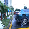 Trạm sạc xe điện tại một khu chung cư trên địa bàn Hà Nội. (Ảnh: Tuấn Anh/TTXVN)
