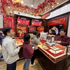 Khách hàng giao dịch vàng tại Bảo Tín Minh Châu. (Ảnh: Đức Duy/Vietnam+)