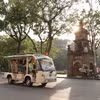 Xe điện đưa du khách tham quan xung quanh hồ Hoàn Kiếm. (Ảnh: Vân Chi/TTXVN)
