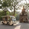 Xe điện đưa du khách tham quan xung quanh hồ Hoàn Kiếm. (Ảnh: Vân Chi/TTXVN)