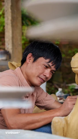 Để linh vật có hồn, người thợ phải mất hàng trăm giờ lao động. Từng đường nét trên khuôn mặt ngựa được anh Nhật chăm chút kỹ lưỡng, thể hiện sự uy phong nhưng vẫn hiền hòa, gần gũi. (Ảnh: Thanh Phong/Vietnam+)