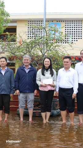 Đoàn công tác của Văn phòng đại diện Agribank khu vực miền Trung và Agribank Chi nhánh Huế đến thăm hỏi, động viên, trao tặng hỗ trợ an sinh xã hội cho các địa phương. (Ảnh: PV/Vietnam+)