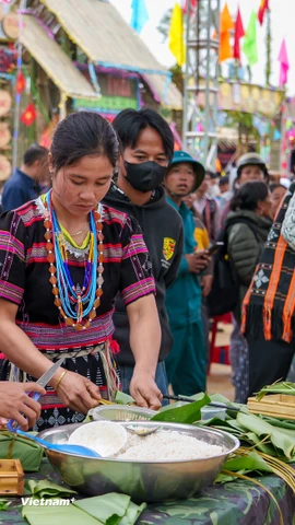 Người dân tham gia thi gói bánh chưng tại ngày hội "Xuân biên phòng - Ấm lòng dân bản". (Ảnh: Thanh Phong/Vietnam+)