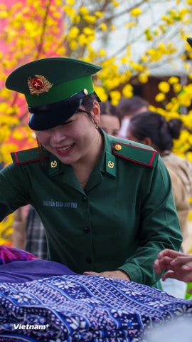 Sắc xuân sớm trên "cổng trời" Hùng Sơn sưởi ấm tình quân dân