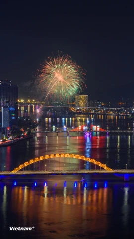 Toàn cảnh ven sông Hàn, thành phố Đà Nẵng khu vực trung tâm cầu Rồng. (Ảnh: Thanh Phong/Vietnam+)