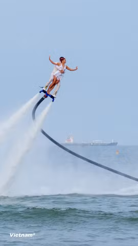 Mãn nhãn với màn trình diễn flyboard ngày khai mạc Mùa Du lịch Biển Đà Nẵng 2026 