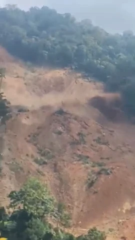 Cận cảnh vụ lở đất ở xã Hùng Sơn, mất liên lạc với 3 người dân