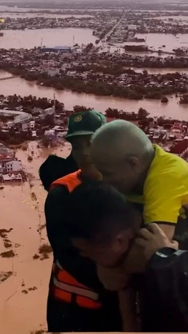 Từ đổ nát đến bình yên: Những "trận đánh" không tiếng súng giữa tâm lũ lịch sử 2025