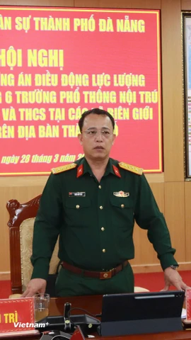 Đại tá Trần Hữu Ích, Chỉ huy trưởng Bộ Chỉ huy Quân sự thành phố Đà Nẵng chủ trì hội nghị thông qua phương án điều động lực lượng tham gia xây dựng 6 trường liên cấp tại biên giới Đà Nẵng. (Ảnh: Thanh Phong/Vietnam+)