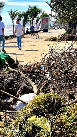 Rác và cát phủ kín vỉa hè mặt đường ven biển Đà Nẵng. (Ảnh: Thanh Phong/Vietnam+)