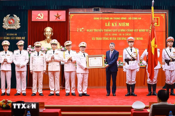 Thủ tướng Lê Minh Hưng trao Huân chương Hồ Chí Minh cho lực lượng Cảnh sát Hình sự. (Ảnh: Dương Giang/ TTXVN)