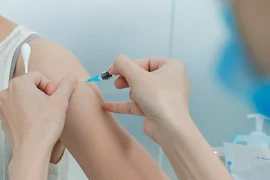 Nhân viên y tế tiêm vaccine phòng bệnh cho người dân. (Ảnh: Minh Quyết/TTXVN)