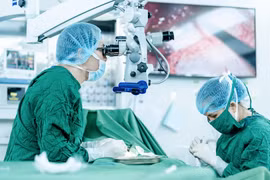 Các bác sỹ thực hiện kỹ thuật vi phẫu tinh hoàn tìm tinh trùng (MicroTESE) - phương pháp hiện đại giúp cho những người đàn ông vô tinh có cơ hội làm cha. (Ảnh: PV/Vietnam+)
