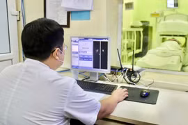 Bác sỹ theo dõi, điều trị cho bệnh nhân ung thư tại Bệnh viện K. (Ảnh: PV/Vietnam+)