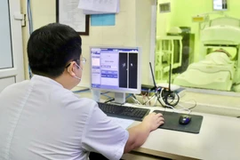 Bác sỹ theo dõi, điều trị cho bệnh nhân ung thư tại Bệnh viện K. (Ảnh: PV/Vietnam+)