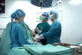 Các bác sỹ thực hiện ca phẫu thuật nội soi trong lĩnh vực chấn thương chỉnh hình. (Ảnh: PV/Vietnam+)