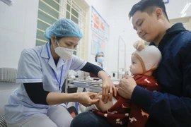 Nhân viên y tế phường Vĩnh Tuy (quận Hai Bà Trưng) tiêm vaccine phòng sởi cho trẻ từ 6 đến dưới 9 tháng tuổi. (Ảnh: Minh Quyết/TTXVN)