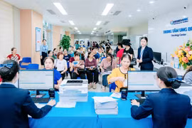 Người dân được tư vấn và thăm khám trong chương trình hỗ trợ phát hiện sớm ung thư tại Bệnh viện Đại học Phenikaa. (Ảnh: PV/Vietnam+)