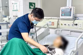 Bác sỹ Bệnh viện Bệnh Nhiệt đới Trung ương theo dõi sức khỏe cho một bệnh nhân mắc sốt rét. (Ảnh: PV/Vietnam+)