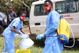 Nhân viên y tế khử trùng thiết bị sau khi một bệnh nhân nghi nhiễm Ebola tử vong, tại Bunia, Congo. (Ảnh: THX/TTXVN)