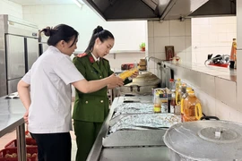 Lực lượng chức năng kiểm tra vệ sinh an toàn thực phẩm tại khu vực chế biến của một khách sạn. (Ảnh: Thanh Thủy/TTXVN)